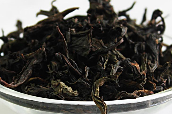 带有光泽,而且大红袍茶树一般在每年的五月份开采,此时的茶叶品质较高