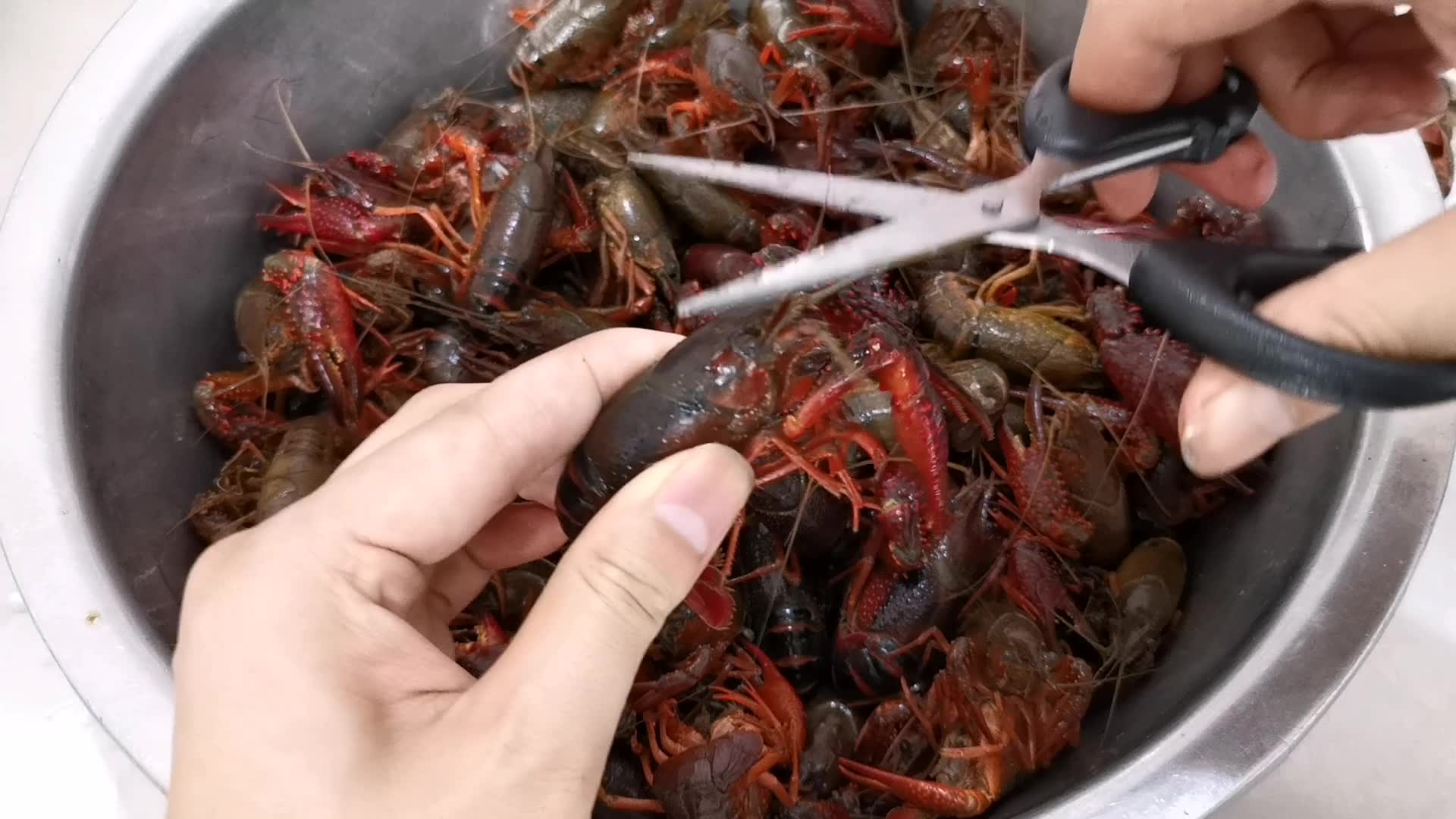 从泥潭到餐桌的麻辣美味，小龙虾清洗干净又快捷的妙招一步到“胃”。